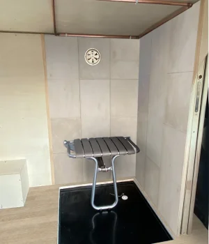 Douche invisible avec siège rabattable, dans un van aménagé L1H1.