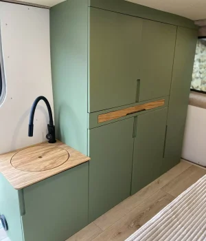 Grand meuble de rangement sur mesure avec lavabo intégré dans un van aménagé L2H1.