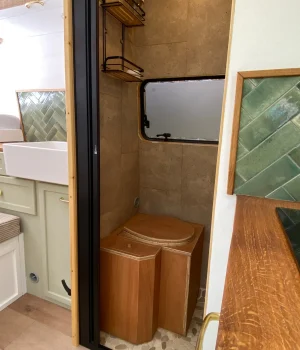 Salle de bain avec toilettes sèches vue de l'intérieur du fourgon aménagé