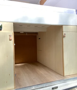 Soute arrière avec placards de rangements et espace de chargement sous le lit sur soute du fourgon aménagé.